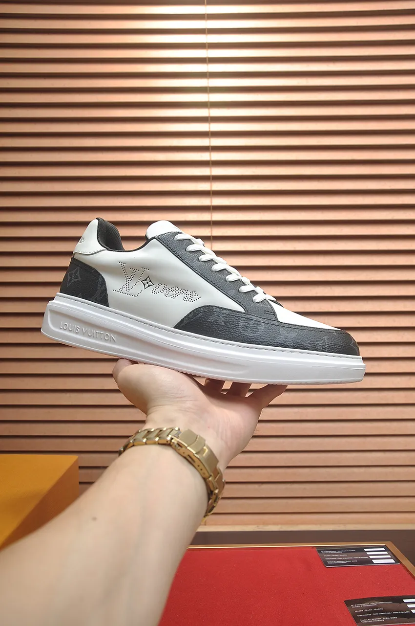 Men's men's shoes 💰640💶Original development, quality shipping, welcome to compare - LV sneaker series sports shoes introduce the loose silhouette of the ready-to-wear series into the spring and summer men's wear shows and make an eye-catching appearance. The cow leather upper is combined with rough fabric laces, and colorful beading highlights the brand's classic elements. LV letters mark the tongue and Monogram floral outsole. Mixed materials Made of top-grain cowhide, thick shoelace design, large Monogram print on the side, mesh lining and cotton feet, the comfort is as extreme as ever, premium heritage, quality first, worth owning! Size: Men’s 38-45 (45 is custom-made and cannot be returned or exchanged)